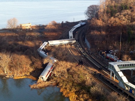 지난 1일 오전 7시20분경 뉴욕시 브롱크스 스투이텐 두이빌 열차역 근처에서 메트로-노스 철도 소속 통근 열차가 선로를 이탈해 4명이 사망하고 67명이 다쳤다. 현재 부상자 중 11명이 중태라 사망자가 더 늘어날 가능성이 높다는 게 현지 소방당국의 전언이다. 소방당국에 따르면 사고 열차는 뉴욕시에서 북쪽으로 160여㎞ 떨어진 허드슨 밸리의 포킵시를 출발해 맨해튼의 그랜드 센트럴 스테이션으로 달리다 강변 급커브 구간에서 객차 8량 중 7량이 할렘강 쪽으로 탈선했다. 사고 원인은 아직 명확히 밝혀지지 않았으나, 급커브 도중 과속과 브레이크 이상이 유력한 원인으로 지목되고 있다.