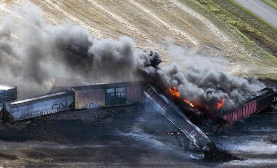 지난 7일 캐나다 국립철도회사의 한 화물열차가 캐나다 중부 사스카체완주 와데나에서 탈선하는 사고가 발생했다. 이 사고로 인해 대형 화재가 발생했고, 캐나다 당국은 사고 인근 지역 주민들을 대피시켰다. 약 40량의 화물열차 중 6량에는 위험물질이 실려 있었으며, 화재는 탈선된 열차에 담긴 석유 증류물이 쏟아지면서 발생한 것으로 추정되고 있다. 캐나다 당국의 한 관계자는 “매니토바주 위니펙에서 출발해 새스커툰으로 향하던 캐나다 국영철도회사(CN)의 화물열차가 탈선해 화재가 발생했다”며 “이번 사고로 인한 인명피해는 없었다”고 밝혔다.