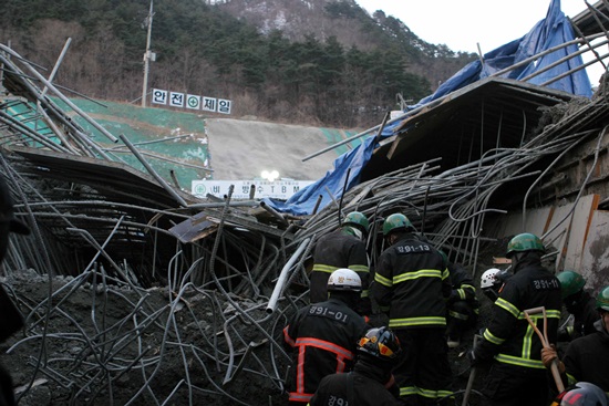 2011년 1월 13일 오후 4시38분경 강원 강릉시 성산면 오봉저수지 수로터널 공사현장에서 높이 7ｍ, 길이 25ｍ 규모의 거푸집이 무너지면서 작업 중이던 근로자 4명이 숨졌다.