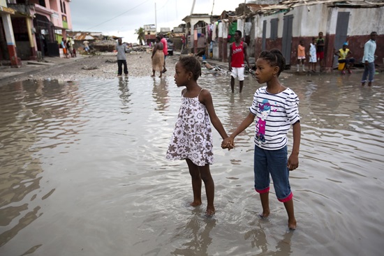 아이티에 초강력 허리케인 ‘매슈’가 상륙하면서 900여명에 달하는 사망자가 발생했다. 매슈는 지난 10여 년 동안 카리브해 지역에서 발생한 허리케인 중 가장 강력한 것으로, 인프라가 취약한 아이티의 피해가 컸다. 지난 6일 아이티 당국과 로이터통신에 따르면 4일 상륙한 매슈로 현재까지 최소 877명이 숨지고, 6만여명의 이재민이 발생했다. 아이티 당국이 대책 마련에 실패하면서 피해를 더 키웠다는 분석이다. 아이티는 지난해 10월 열린 대통령 선거의 부정 시비 논란 이후 현재까지 대통령이 없는 상황이다. 또한 2010년 규모 7.0의 대지진이 강타한 아이티에서는 지금도 약 5만5000명이 텐트나 피난소에서 생활하고 있는 것으로 알려졌다. 즉, 임시 거처에 거주하고 있는 이들이 피해에 그대로 노출될 수밖에 없었던 것이다.