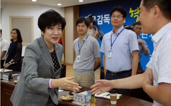 김영주 고용노동부 장관이 지난달 18일 열린 ‘근로감독관 간담회’에서 참석자들과 인사를 하고 있다.