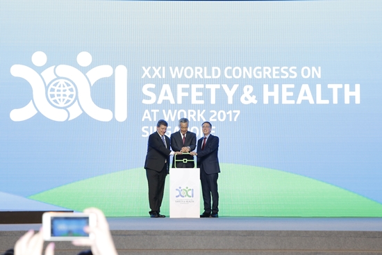 제21회 세계산업안전보건대회(XXI World Congress on Safety and Health at Work 2017)'가 9월 3일부터 6일까지 싱가포르 마리나 베이 샌즈 컨벤션 센터에서 개최됐다. 3일 열린 개막식에서 (사진 왼쪽부터) 가이 라이더(Guy Ryder)ILO 사무총장, 리센룽(Lee Hsien Loong) 싱가포르 총리, 요아킴 브루어(Joachim Breuer) ISSA 회장이 대회의 시작을 알리는 퍼포먼스를 하고 있다.