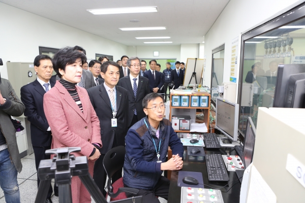 김영주 고용노동부 장관(앞줄 왼쪽 첫 번째)이 지난 6일 안전보건공단 인증원을 방문해 방폭 및 전자파 시험실의 운영상황을 점검하고 있다.