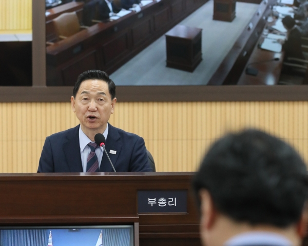 김상곤 부총리 겸 교육부 장관이 지난달 23일 정부세종청사에서 열린 사회관계장관 회의에서 모두발언을 하고 있다.