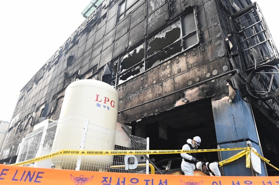 지난해 12월에 발생한 제천 스포츠센터 화재현장의 모습. 이 사고로 인해 29명이 사망했다. 희생자는 해당 건물의 2층 여성 사우나에서 집중발생했다.