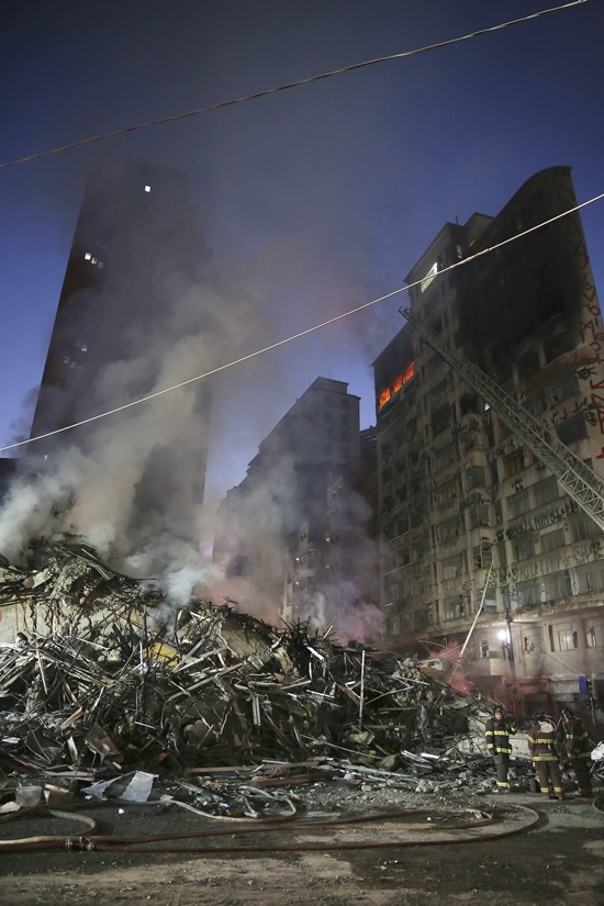 지난 2일 브라질 상파울루에 위치한 고층 건물이 화재로 붕괴되는 사고가 발생했다. 25층의 고층 건물은 화재가 발생한지 약 2시간 만에 흔적도 없이 무너져 내렸다. 현재까지 확인된 사망자는 3명이며, 연락이 끊긴 실종자는 49명인 것으로 알려졌다. 이마저도 생존한 거주민들의 증언을 토대로 집계한 것으로, 사상자는 더욱 늘어날 것으로 보인다.상파울루의 한 소방대원은 “붕괴 건물은 노숙인, 난민 등이 거주했던 곳으로, 정확한 신원 파악이 어려운 상황이다”라며 “구조 작업을 진행하는 가운데, 목격자 등을 대상으로 정확한 사고 원인을 조사하고 있다”고 밝혔다.