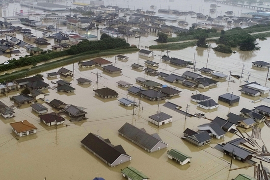 日 기록적 폭우로 190명 사망·실종   일본 서부 지역을 강타한 기록적 폭우로 인해 지난 11일 기준 사망·실종자 수가 190명을 넘어서고 수천채의 가옥이 물에 잠기는 등 곳곳에서 피해가 속출하고 있다. 일본 NHK 방송에 따르면 지난 5일부터 일본 히로시마·오카야마·에히메 등 서부지역을 중심으로 쏟아진 폭우로 인해 110여명이 사망하고 80여명이 실종됐으며 약 2만3000명이 대피하는 등의 피해가 발생했다. 이번 폭우는 1976년 이후 일본 최대 강수량을 기록했으며, 일본의 7월 평균 총 강수량의 3배에 달한 것으로 전해졌다. 일례로 기후 현 구조시는 1050.5mm의 강수량을 기록했다. 폭우가 발생한 이유는 남쪽 태평양 상의 뜨겁고 습한 공기가 일본 남서부 지역에 걸쳐있는 장마전선과 겹치면서 발생한 것으로 분석됐다. 일본 오카야마 현 구라시키 시에서 주택들이 물에 잠겨 있는 모습.