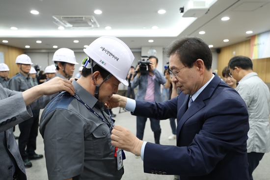 박원순 서울시장이 어사대원들에게 안전어사대원증을 걸어주고 있는 모습.