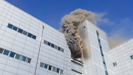 인천시 남동공단 내 소재한 전자제품 제조회사인 세일전자 건물 4층에서 화재가 일어나 깨진 창문 밖으로 시커먼 유독가스가 치솟고 있다. 이 날 화재로 인해 9명이 숨지고 6명이 다치는 등 총 15명의 사상자가 발생했다.