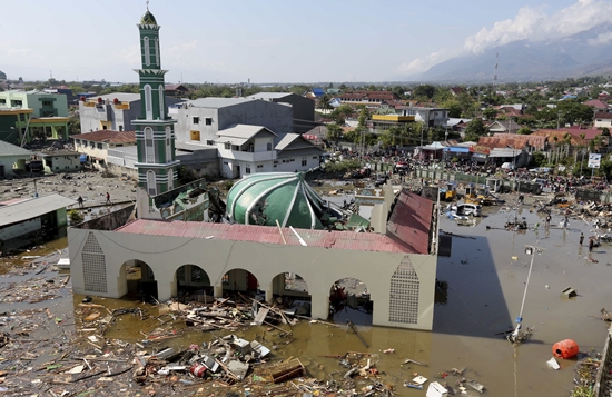강진과 쓰나미가 인도네시아 술라웨시 섬을 휩쓸고 지나간 후 붕괴된 마을과 이슬람 사원의 모습.