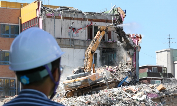 지난 9월 공사장 흙막이가 무너지면서 건물 일부가 붕괴된 상도유치원 건물의 철거 작업이 진행되고 있는 모습.