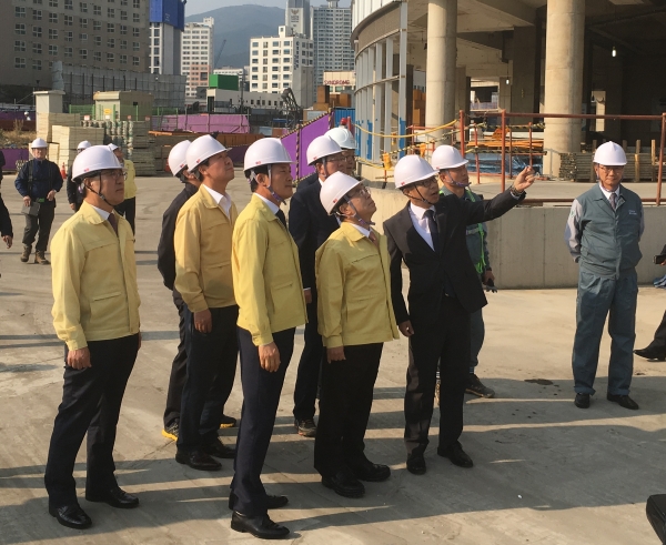 오거돈 부산시장이 지난달 15일, 부산 해운대 엘시티 건설현장을 방문해 피해 상황을 점검하고 있다.