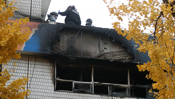 지난 9일 오전 서울 종로구의 한 고시원에서 화재가 나 총 18명의 사상자가 발생했다. 경찰 소방 관계자가 화재감식을 진행하고 있는 모습.