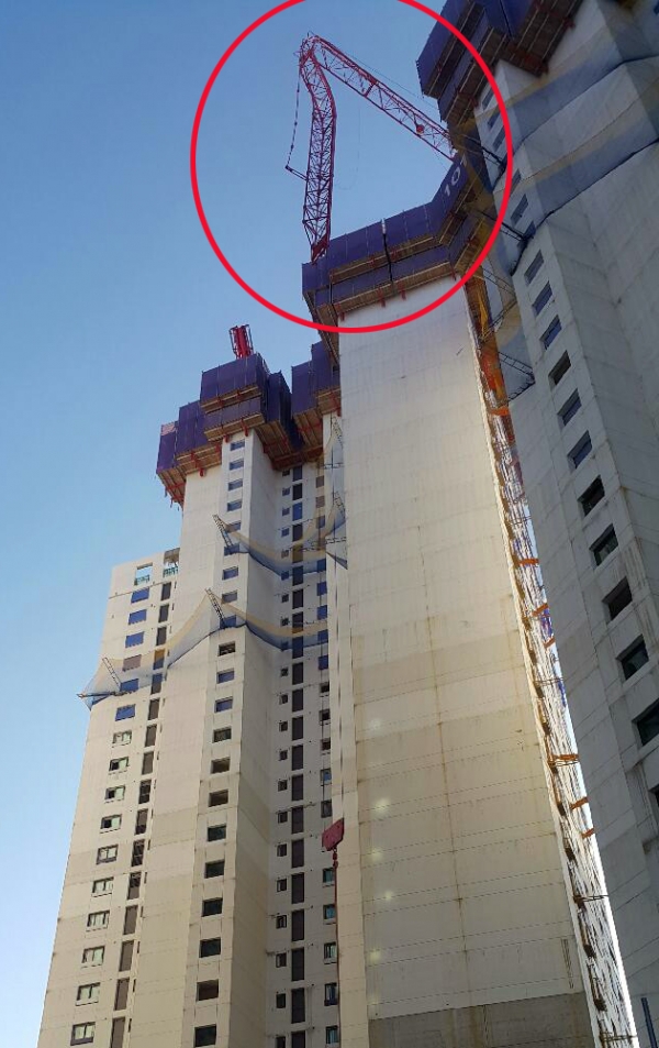 지난 11월 20일 오전 8시 10분께 부산 연제구의 한 아파트 신축공사현장에서 23층 높이에 설치된 타워크레인 1대의 중간 부분이 휘어지는 사고가 발생했다.