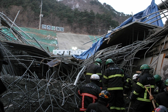 2011년 1월 13일 강원도 강릉시 오봉저수지 수로터널 붕괴 사고로 인해 근로자 4명이 매몰되어 숨졌다.