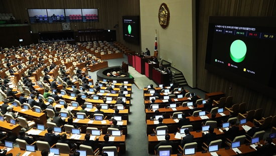 지난 13일 열린 국회 본회의에서 미세먼지를 사회 재난으로 규정하는 내용의 ‘재난 및 안전관리 기본법 일부개정법률안’이 통과됐다.