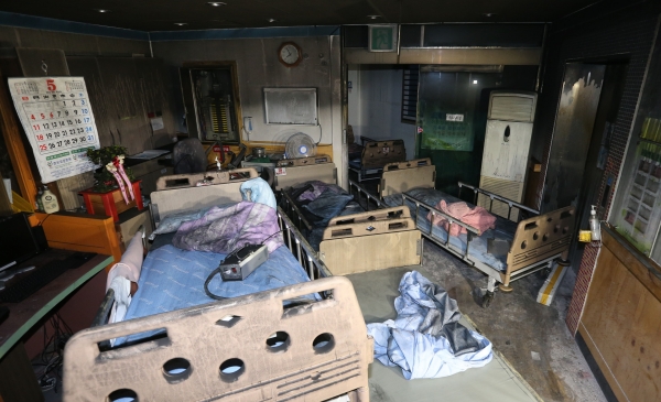 2014년 5월 28일 전남 장성군 삼계면에 위치한 효사랑 요양병원 별관 건물 2층에서 화재가 발생하면서 29명의 사상자가 발생했다. 불에 검게 그을린 병실의 모습이다. [이미지 제공: 뉴시스]