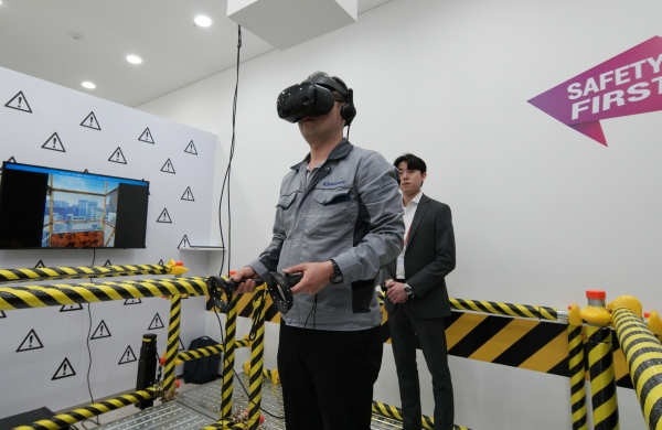 지난 10일 경기 용인시 기흥구 삼성전자 DS부문 협력사 직원이 VR(가상현실) 프로그램을 체험하고 있다.