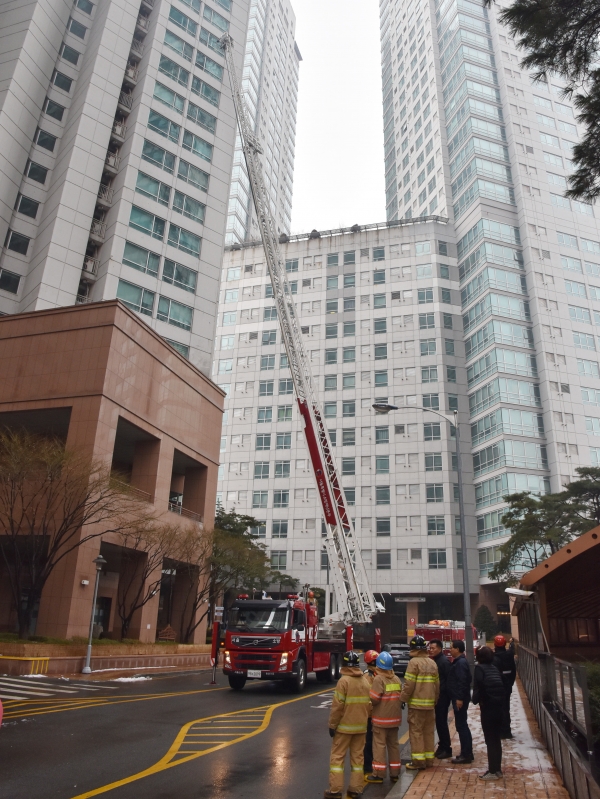용산구 일대의 한 아파트에서 고층건축물 화재 대응능력 향상을 위한 민관합동 훈련을 하고 있는 모습.
