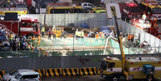 지난 7월 31일 서울 양천구 목동 빗물펌프장에서 소방관계자들이 실종된 작업자들을 구조하기 위해 야간작업을 하고 있다. 이미지 제공 : 뉴시스