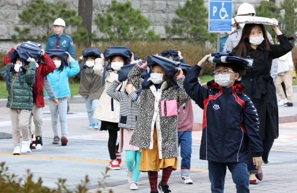 지난달 30일 오후 서울 종로구 정부서울청사 내 어린이집 어린이들이 지진대피 훈련을 하고 있다.(이미지 제공: 뉴시스)