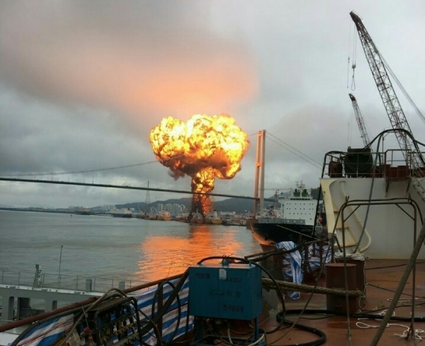 지난 9월 28일 울산시 동구 염포부두에 정박 중이던 대형 선박에서 화재가 발생해 대형 폭발이 일어나고 있는 모습. (이미지 제공 : 뉴시스)