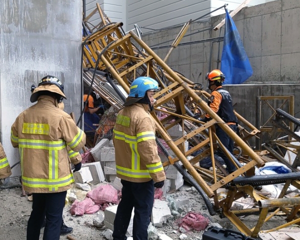 8월 14일 발생한 강원 아파트 신축공사장 건설용 리프트 추락 사고(이미지 제공: 뉴시스)