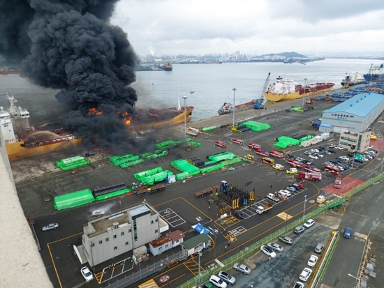 지난해 9월 28일 오전 울산 동구 염포부두에 정박 중이던 석유제품운반선 ‘스톨트 그로이란드’에서 폭발사고가 발생했다.