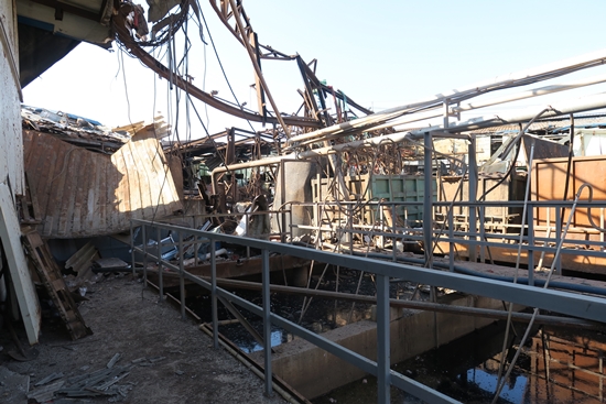 지난달 31일 폭발 사고가 발생한 양주 가죽가공업체 내부의 건물 철골이 폭발 충격으로 휘어져 있다.  이미지 제공 : 뉴시스