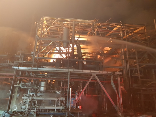 지난 4일 오전 3시께 충남 서산시 대산읍 롯데케미칼 대산공장에서 폭발사고가 발생했다.  이미지 제공 : 뉴시스