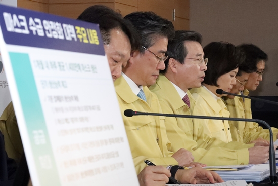 김용범 기획재정부 1차관이 지난 5일 오후 정부서울청사에서 마스크 수급 안정화 대책 합동브리핑을 하고 있다.
