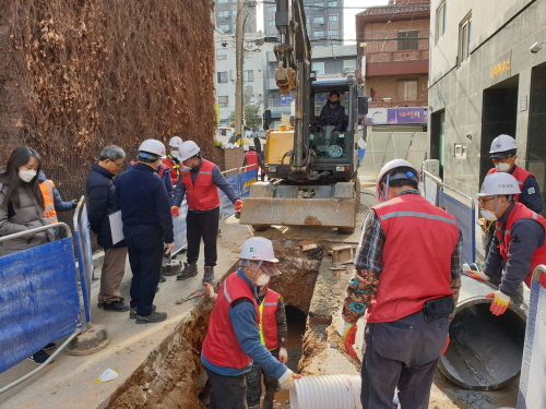 지난 4월 5일 서울시 양천구에서 노후하수관로를 정비하고 있는 모습. 이미지 제공 : 뉴시스