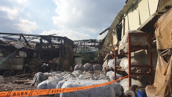 1월 31일 경기 양주 모 가죽가공업체에서 폭발사고가 발생해 건물내부의 철골이 폭발 압력으로 휘어져있다. 이미지 제공 : 뉴시스