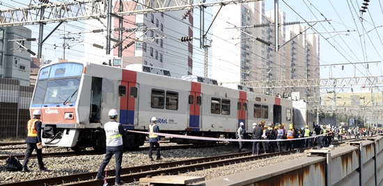 지난 14일 서울 영등포구 서울지하철 1호선 영등포역에서 신길역으로 가는 구간에서 열차가 탈선하는 사고가 발행해 철도 관계자들이 사고 조사 및 수습에 나서고 있다.  이미지 제공 : 뉴시스