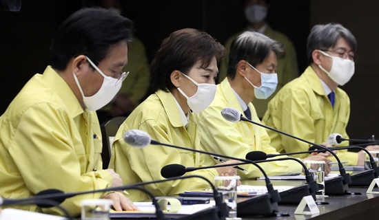 김현미 국토교통부 장관(왼쪽에서 두 번째)은 지난달 23일 오전 정부세종청사에서 열린 국정현안점검조정회의에서 ‘건설안전 혁신방안’을 발표했다.