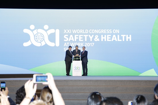 제21회 세계산업안전보건대회(XXI World Congress on Safety and Health at Work 2017)가 2017년 9월 3일부터 6일까지 싱가포르 마리나 베이 샌즈 컨벤션 센터에서 개최됐다. 개막식에서 (사진 왼쪽부터) 가이 라이더(Guy Ryder)ILO 사무총장, 리센룽(Lee Hsien Loong) 싱가포르 총리, 요아킴 브루어(Joachim Breuer) ISSA 회장이 대회의 시작을 알리는 퍼포먼스를 하고 있다.