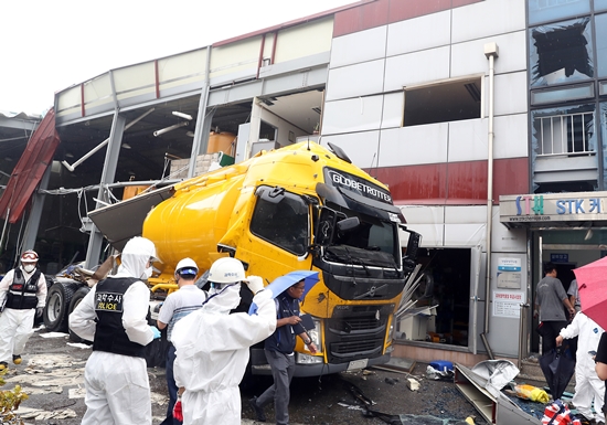 지난 21일 인천 서구의 한 화학용품 제조공장에서 탱크로리 폭발로 추정되는 사고가 발생했다. 경찰과 국과수 등 유관기관 관계자들이 합동감식을 하고 있는 모습. 이미지 제공: 뉴시스