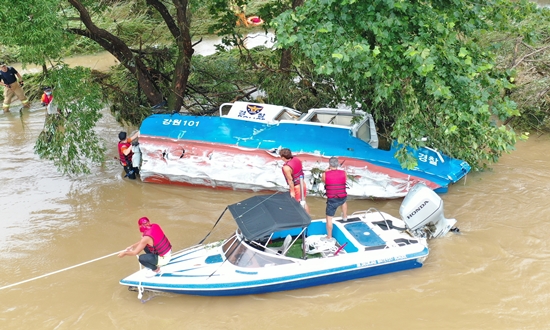 8월 7일 오후 춘천 의암댐에서 전복된 경찰정을 발견, 소방구조대원들이 수색을 하고 있다.