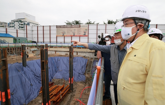 이재갑 고용노동부 장관이 지난 12일 서울 중구에 위치한 재개발 신축공사현장을 점검하고 있다.