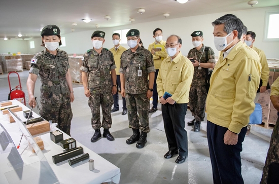 정경두 국방부 장관(오른쪽)이 국가안전대진단 기간에 군수사령부 3보급단을 방문해 군 물자 및 장비들의 안전·보관 상태를 점검하고 있다.