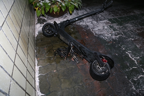지난 1일 성남시 분당구 구미동 한 아파트에서 전동 킥보드 배터리 폭발사고가 발생했다.  (이미지 제공 : 뉴시스)