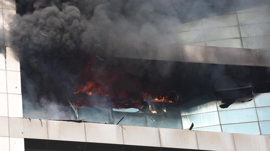 지난 2018년 2월 9일 울산시 남구 달동 뉴코아아울렛 건물 10층에서 용접작업을 하던 중 불티가 부직포로 튀며 대형화재가 발생했다.