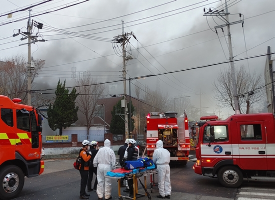 지난 19일 오후 인천시 남동구 고잔동 화장품 제조공장에서 화재가 발생, 소방대가 진화작업을 벌이고 있다.  이미지 제공 : 뉴시스