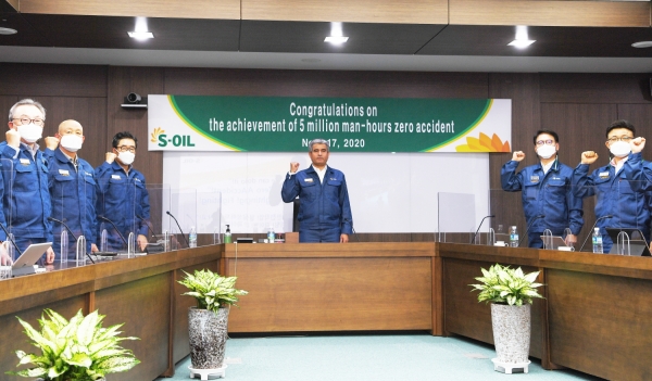 후세인 알 카타니 S-OIL CEO는 지난달 17일 울산공장을 찾아 무재해 500만 안전인시를 달성한 임직원들을 격려했다.(사진 제공: S-SOIL)