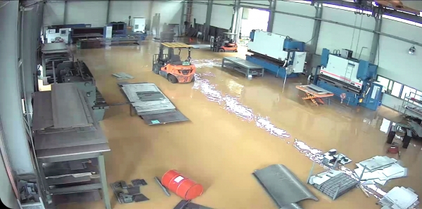 지난 8월 연이은 폭우로 광주첨단산업단지 내 한 입주기업의 공장 내부가 침수된 모습.(사진 제공: 뉴시스)