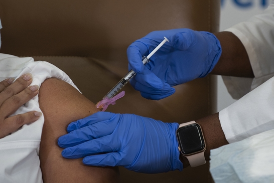 지난 21일(현지시간) 미 뉴욕주 밸리 스트림의 롱아일랜드 밸리 스트림 병원에서 한 의료 종사자가 모더나의 코로나19 백신을 접종하고 있다. 사진 제공 : 뉴시스
