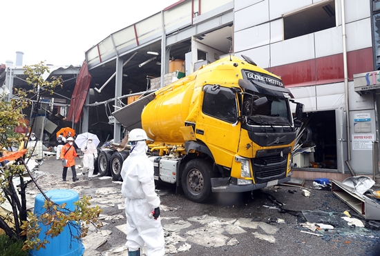 지난해 7월 21일 폭발 사고가 발생한 인천 서구의 한 화학용품 제조공장에서 경찰, 국과수 등 유관기관 관계자들이 합동 감식을 하고 있는 모습.