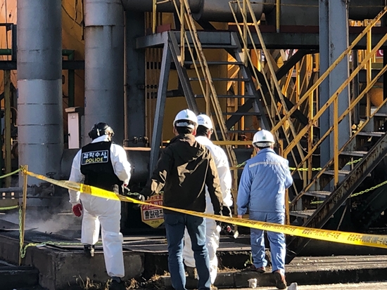 지난해 11월 24일 포스코 광양제철소에서 대형 폭발.화재사고가 발생해 3명이 사망했다. 사고 직후 경찰, 국립과학수사연구원 등이 합동감식을 벌이고 있는 모습.