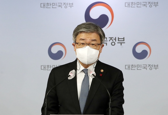이재갑 고용노동부 장관이 지난 21일 오후 서울 종로구 정부서울청사 브리핑룸에서 2021년 산재 사망사고 감축 추진방향을 발표하고 있다.