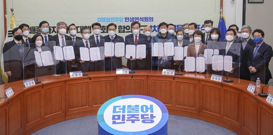 택배종사자 과로대책 사회적 합의기구는 지난 21일 서울 여의도 국회에서 ‘과로사 대책 1차 합의문’을 발표했다.